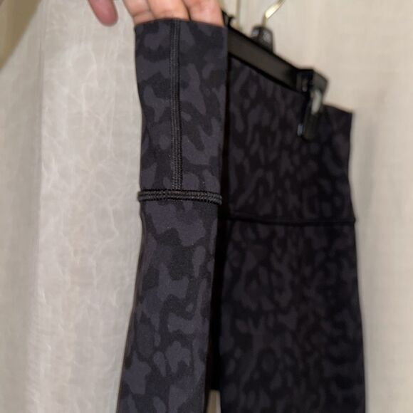 lululemon 6 21” Black Gray Camouflage Athletic Workout Crop Legging - Picture 6 of 8